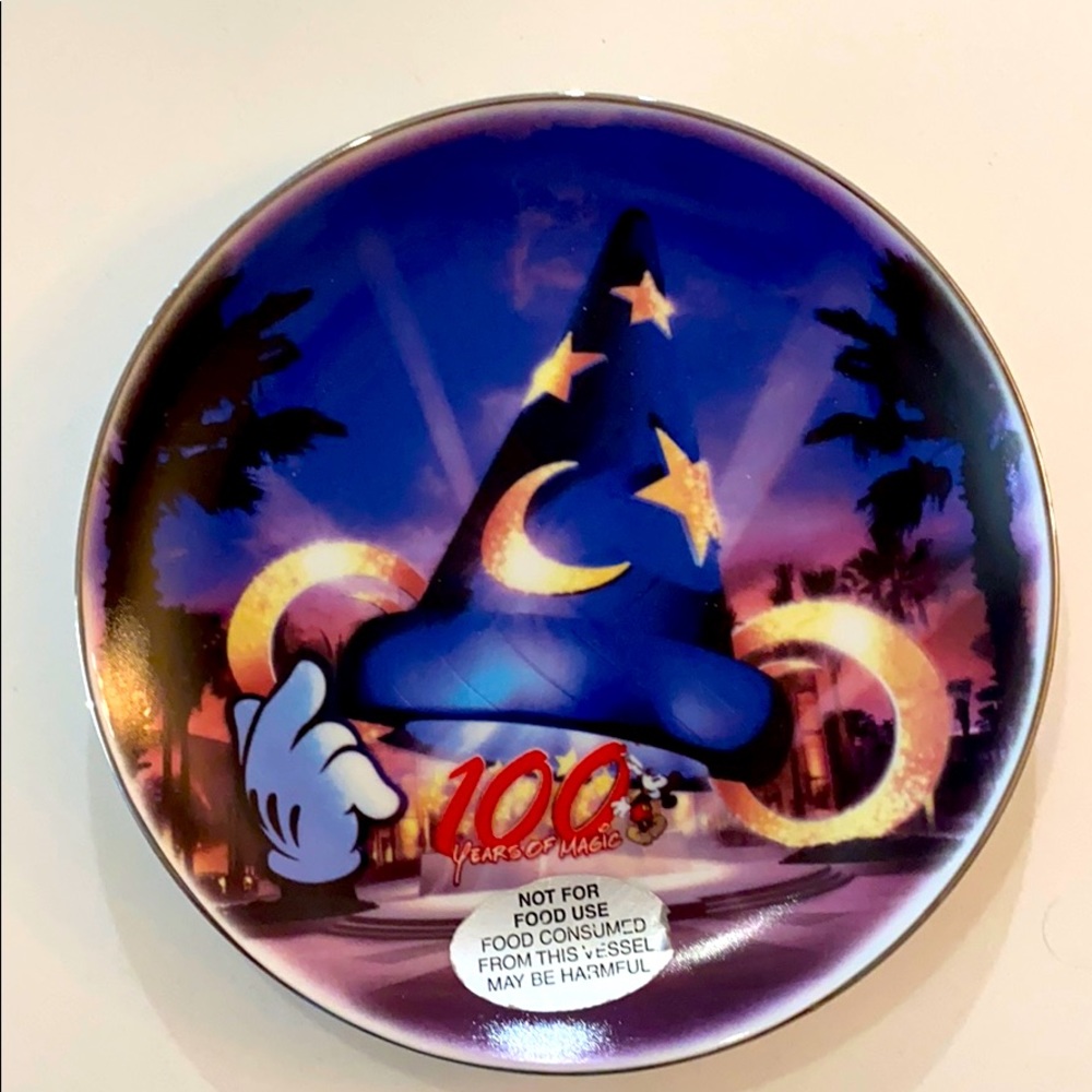 Disney Commemorative 💯 Porcelain Plate